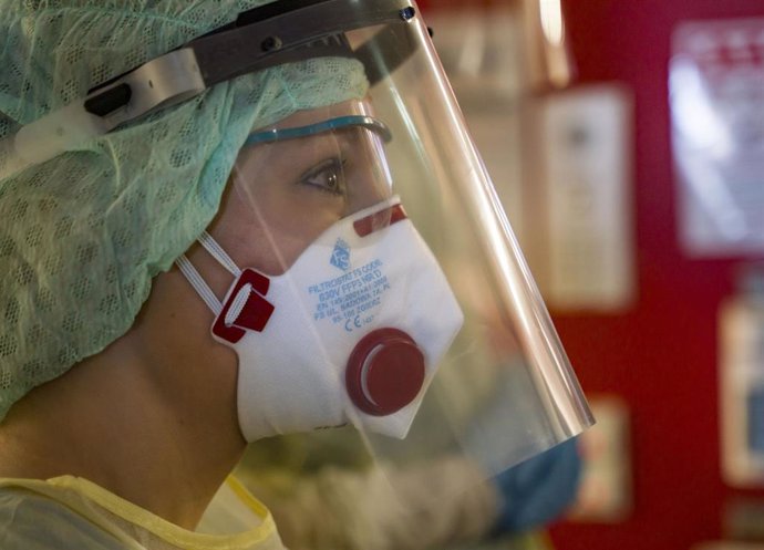 Una enfermera con traje de protección en un hospital alemán