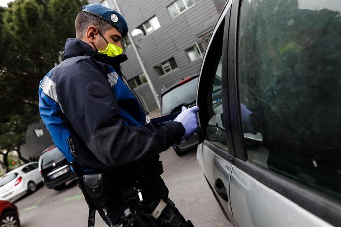 Agentes de la Policía Municipal de Madrid efectúan controles de tráfico y circulación urbanos 