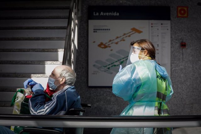 Un hombre protegido con mascarilla tras conseguir el alta en el hospital de campaña de IFEMA, 