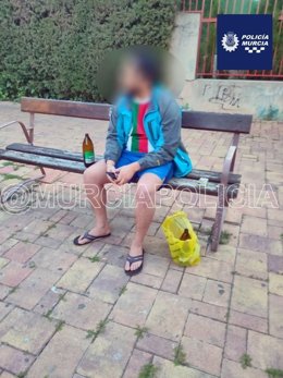 Imagen del individuo denunciado bebiendo alcohol en la vía pública