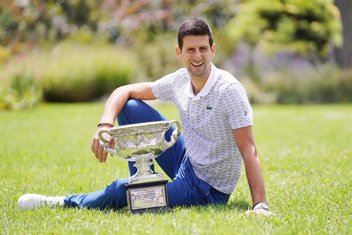 El tenista serbio Novak Djokovic posa con su trofeo de campeón del Abierto de Australia 2020