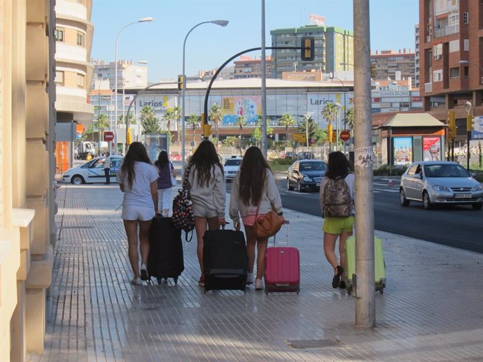 Turistas con maletas en una estación de Málaga