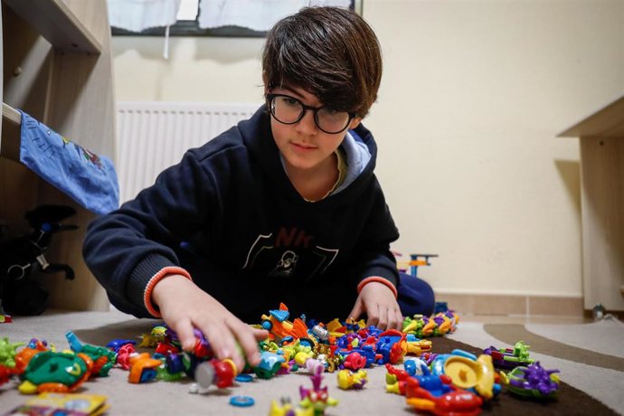 Un niño juega en su casa con unos muñecos cuando queda tan solo una semana para que niños y preadolescentes puedan salir a la calle durante el confinamiento por el coronavirus, en Valdemoro/Madrid (España) a 20 de abril de 2020.