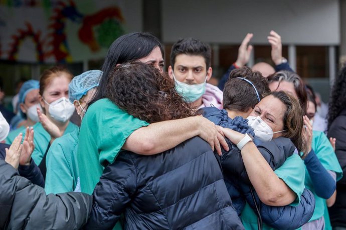 Sanitarios del Hospital Severo Ochoa de Leganés se abrazan durante el homenaje al enfermero de quirófano fallecido por Covid-19