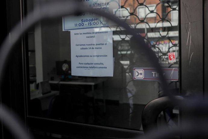 Cartel colocado en un negocio cerrado por el estado de alarma