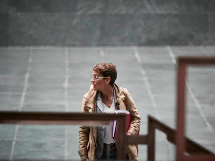 La presidenta del Gobierno de Navarra, María Chivite entra en el Parlamento de la Región Foral para comparecer e informar  sobre las medidas que están siendo adoptadas para responder a la crisis del Coronavirus? COVID-19, en Pamplona (Navarra, España), 