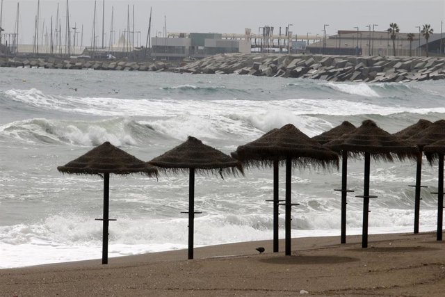 Vista de archivo de la playa de La Malagueta donde permanece cerrada desde que el Gobierno de España decretó el Estado de Alarma a causa de la pandemia al brote del nuevo coronavirus, COVID-19