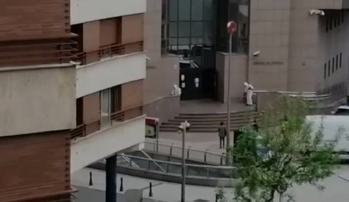 Imagen de desinfección del Palacio de Justicia de Barakaldo por parte de la Ertzaintza