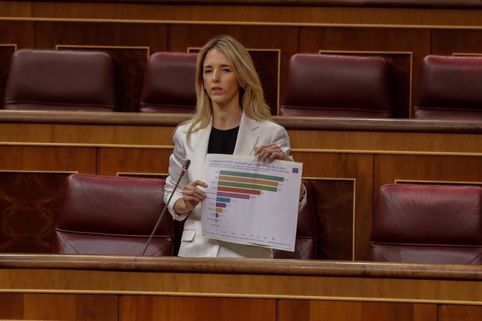 La portavoz parlamentaria del Partido Popular, Cayetana Álvarez de Toledo, interviene durante la primera sesión de control al Ejecutivo celebrada en el Congreso desde que se declaró el estado de alarma el pasado 14 de marzo, 