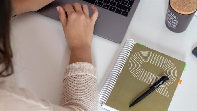 Una estudiante universitaria utiliza un ordenador