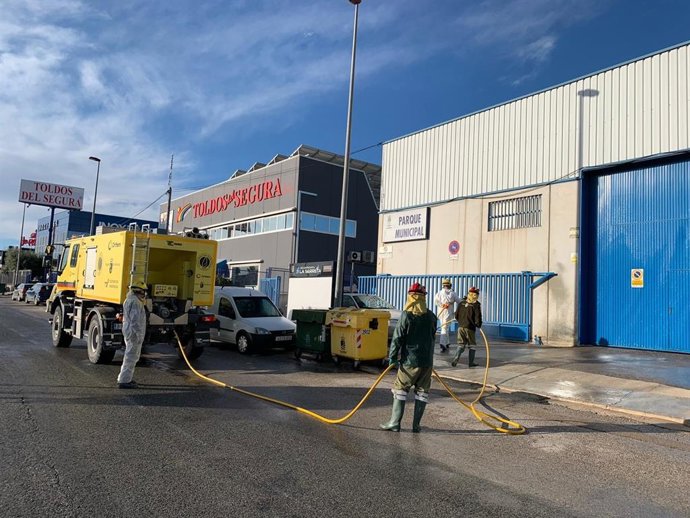 Efectivos de la UDIF desinfectan puntos estratégicos de Murcia, Molina de Segura y Librilla