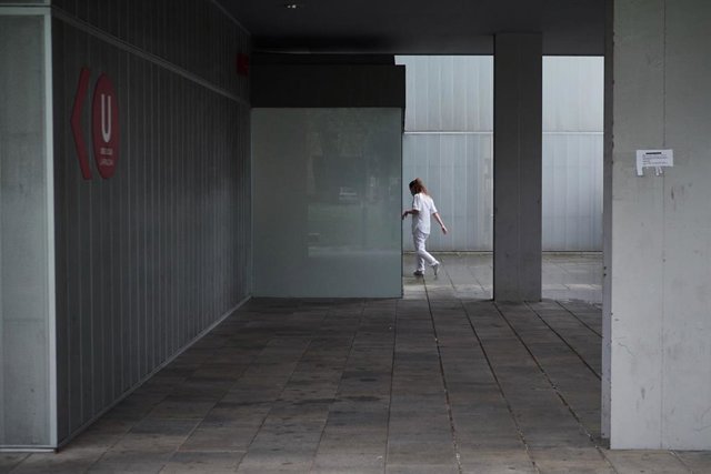 Una sanitaria regresa al trabajo en el CHN.