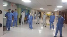 Imagen de archivo de profesionales del Hospital Virgen Macarena de Sevilla ataviados con mascarillas ante el coronavirus. 
