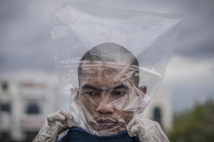 Un hombre con una bolsa de plástico en la cabeza en Indonesia