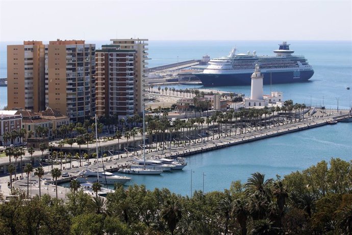 Vistas de calles y avenidas vacías por el Estado de Alarma por el Gobierno español a causa de la pandemia del COVID-19. en la imagen La Farola en Muelle 1. Málaga a 29 de marzo del 2020