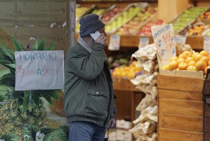 Un hombre habla por teléfono en Madrid en los inicios del segundo mes de confinamiento por la crisis del coronavirus