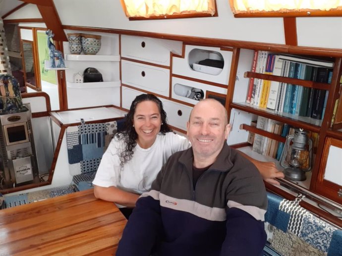 Katherina Stahr y Guillermo Jiménez pasan el confinamiento a bordo del velero 'Shulco' en el Puerto Deportivo de Almerimar, en El Ejido (Almería)