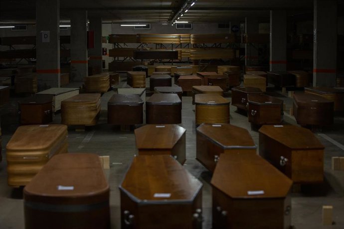 Ataúdes en el tanatorio de campaña de Collserola situado en las dos plantas de parking del Tanatorio de Collserola. En Collserola/Barcelona/Catalunya (España) a 8 de abril de 2020.