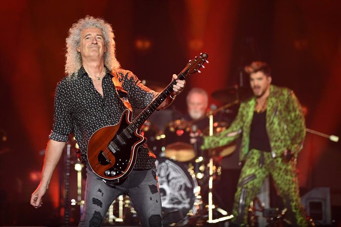 Brian May (left) and Adam Lambert of Queen performs during the Fire Fight Australia bushfire relief concert at ANZ Stadium in Sydney, Sunday, February 16, 2020. (AAP Image/Joel Carrett) NO ARCHIVING