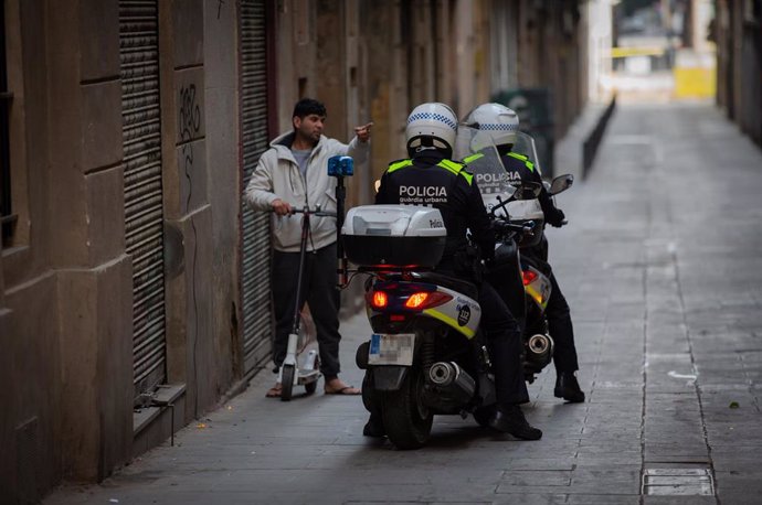 Control de la Guardia Urbana de Barcelona durante el primer día laborable de la segunda semana desde que se decretó el estado de alarma en el país a consecuencia del coronavirus, en Barcelona/Catalunya (España) a 23 de marzo de 2020.