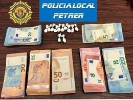 Las bolsitas y el dinero localizado a los dos detenidos.