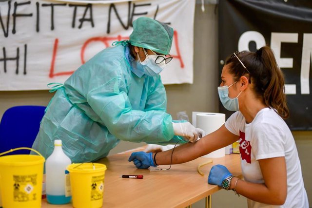 20 April 2020, Italy, Cisliano: A health worker takes a blood test for the Coronavirus in the gym of the Rotterdam institute. Photo: Claudio Furlan/LaPresse via ZUMA Press/dpa