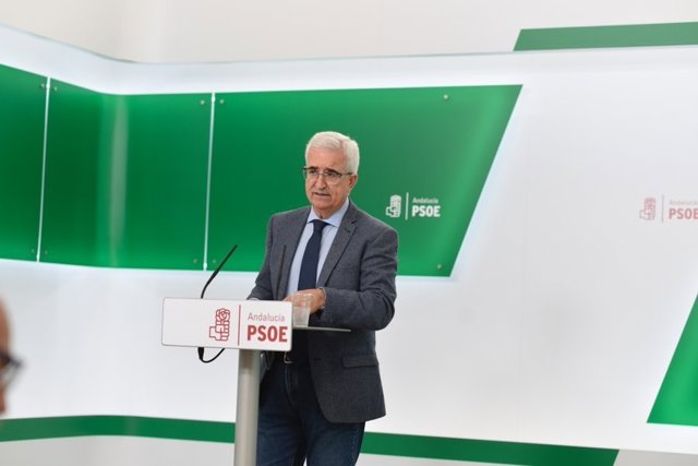 El portavoz adjunto del PSOE-A en el Parlamento andaluz Manuel Jiménez Barrios en rueda de prensa.