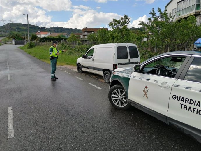 Control durante la pandemia en la N-120, en Ourense. Detectan a un conductor que da positivo por alcoholemia y en cocaína tras saltarse el confinamiento.
