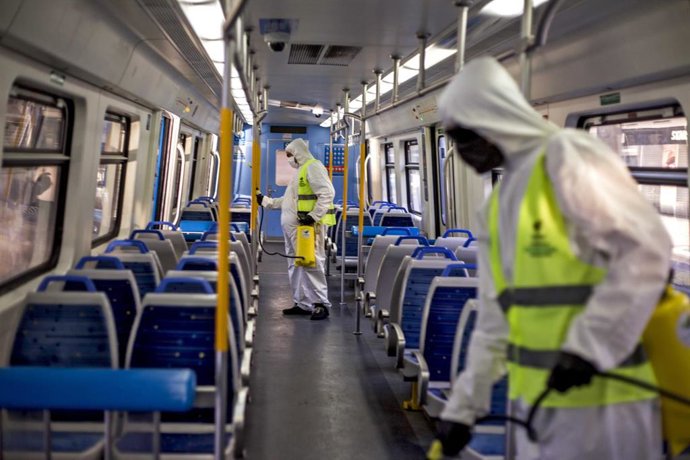Tareas de desinfección por el coronavirus en el transporte público de Buenos Aires