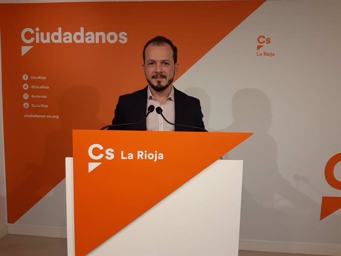 El portavoz de  Cs La Rioja, Pablo Baena, en comparecencia de prensa