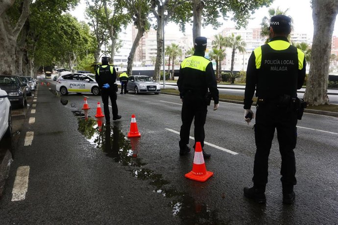 Efectivos de la Policía Local de Málagadurante la realización de controles de tráfico aleatorios por el decreto de Estado de Alarma impuesto por el Gobierno de España a causa de la pandemia del COVID-19. Málaga,( Andalucía, España), a 15 de abril de 202