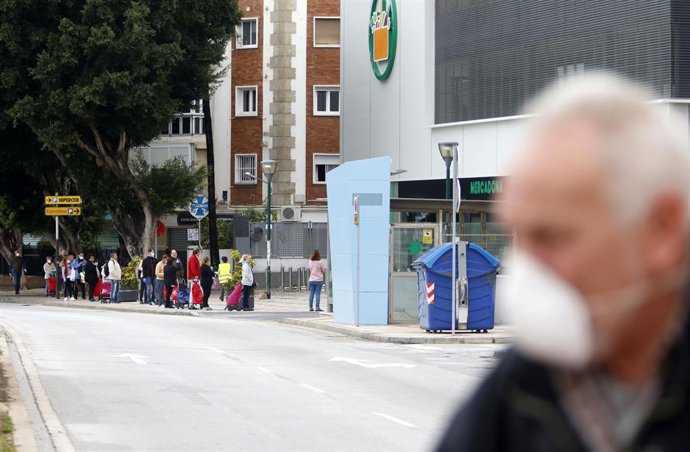 Personas hacen colas en los supermercados guardando las distancias marcadas por el Real Decreto por el Estado de Alarma del COVID-19. Málaga a 2 de abril del 2020