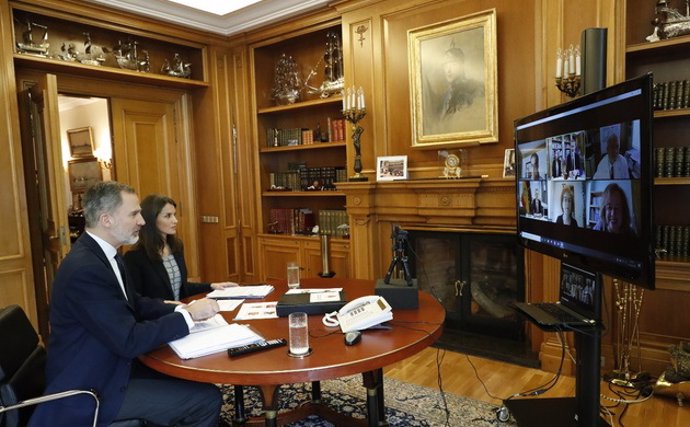 Los Reyes Felipe y Letizia durante la videoconferencia con investigadores del CSIC