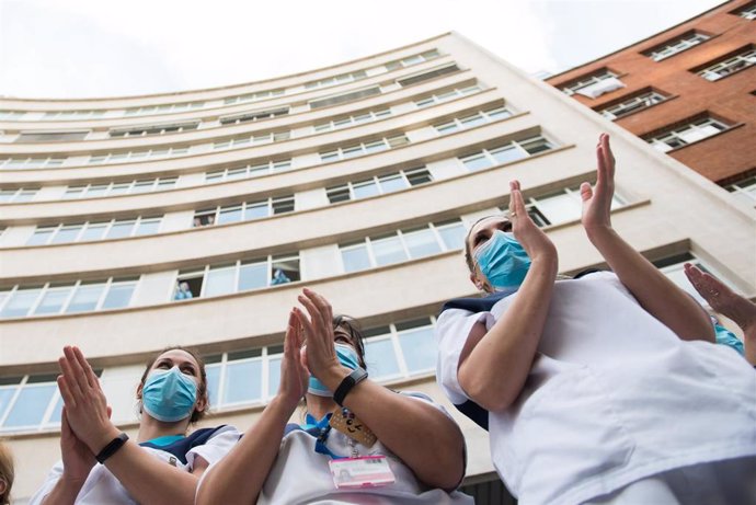 Varios sanitarios agradecen el apoyo recibido durante el homenaje a los Sanitarios en el Hospital Fundación Jimenez Diaz durante la pandemia de Covid-19 en Abril 20, 2020 in Madrid, España
