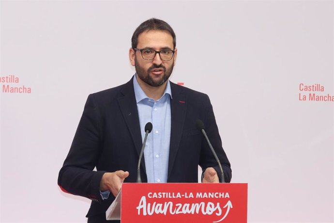 El secretario regional del PSOE, Sergio Gutiérrez, en rueda de prensa.