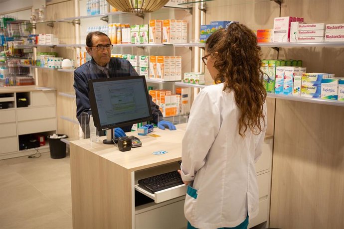 Un hombre acude a una farmacia a por una mascarilla el mismo día en el que la Generalitat comienza a repartir una primera tanda de 1,5 millones de mascarillas, en Barcelona/Catalunya (España) a 20 de abril de 2020.