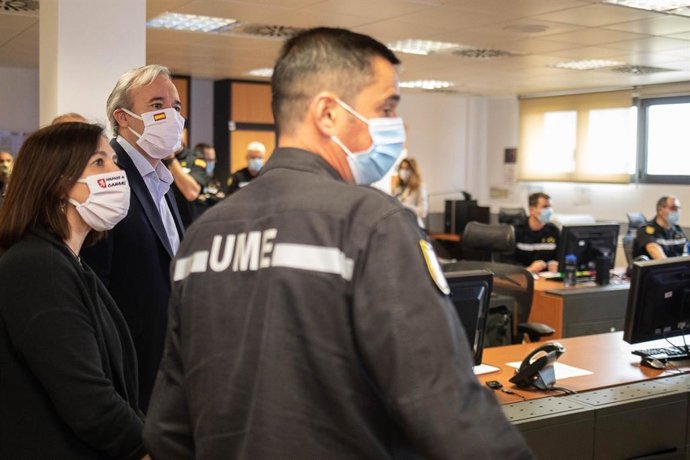 El alcalde de Zaragoza, Jorge Azcón, y la vicealcaldesa, Sara Fernández,  en la sede de la UME en la Base Aérea de Zaragoza
