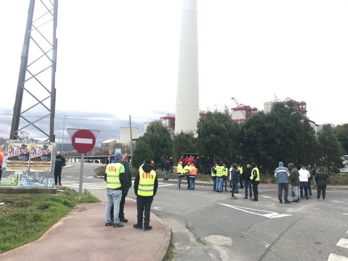 Piquetes situados en las proximidades al acceso a Endesa en As Pontes.