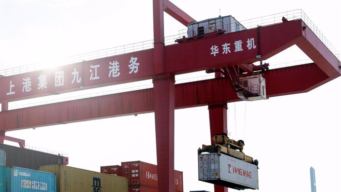 Imagen de una grúa portando un contenedor en un puerto en China. 
