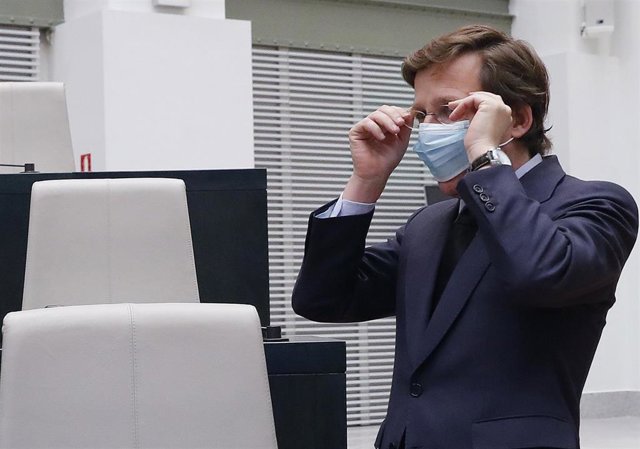 El alcalde de Madrid, José Luis Martínez-Almeida, antes del comienzo del pleno extraordinario celebrado en el Ayuntamiento de Madrid.