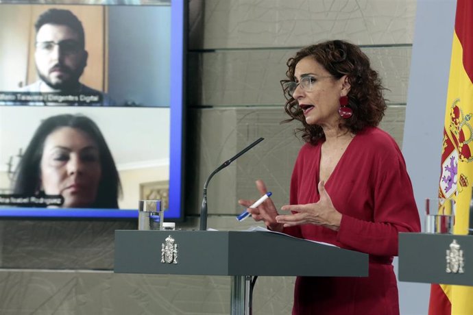 La portavoz del Gobierno, María Jesús Montero, durante la rueda de prensa por videoconferencia con los medios programada para explicar la última hora sobre la situación que atraviesa España por el coronavirus, durante el día 34 de confinamiento en el pa