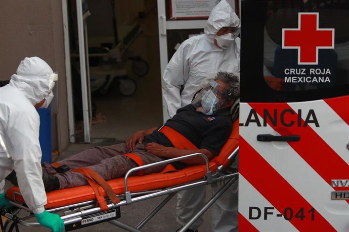Personal sanitario en México atiende a un enfermo de coronavirus