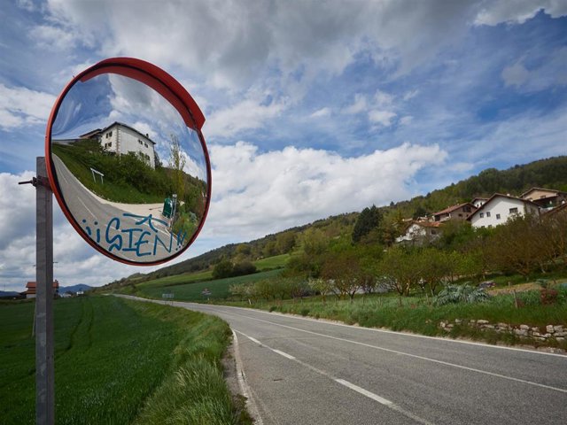 Carretera vacía en el Valle de Ezcabarte, en Navarra, durante el día 33 del Estado de Alarma
