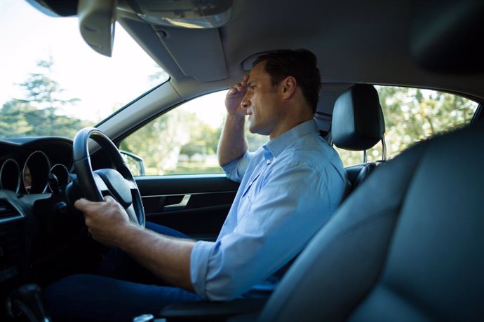 Imagen de un conductor estresado al volante.