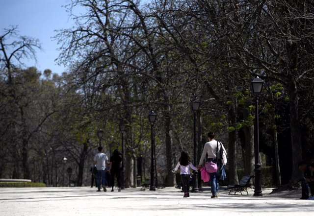 Una madrea pasea junto a su hija por el Parque del Retiro en el primer día sin colegio por el riesgo del coronavirus, en Madrid (España) a 11 de marzo de 2020.