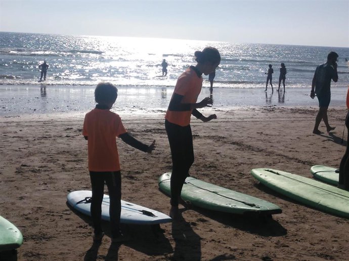 Niños practicando surf