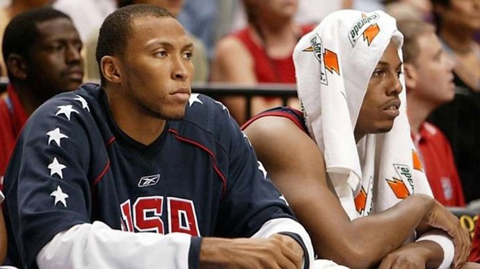 Shawn Marion y Paul Pierce, decepcionados en el banquillo durante la derrota ante Argentina en el Mundial de 2002