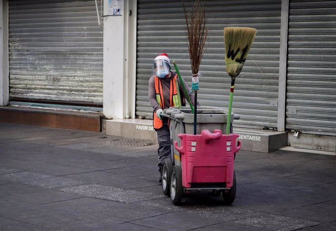 Un operario de limpieza en Ciudad de México