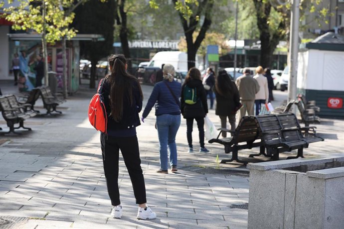 Decenas de personas esperan largas colas en supermercados de la capital durante la Semana Santa en la que es ya la cuarta semana de confinamiento por la crisis del coronavirus en España, en Madrid, (España), a 8 de abril de 2020.