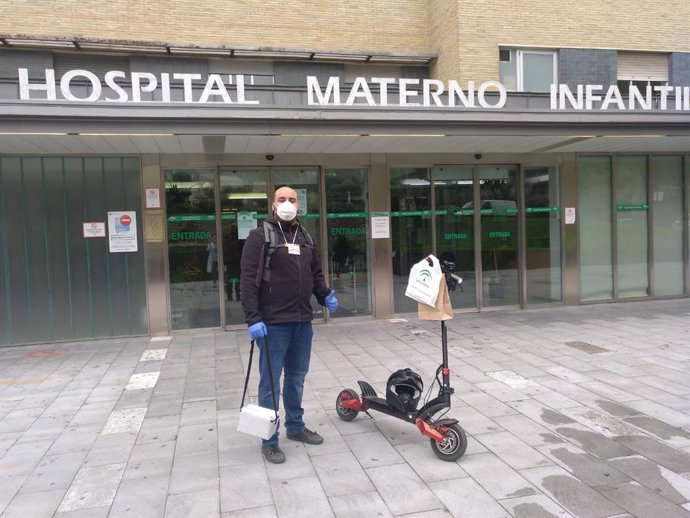 Repartidor en patinete eléctrico